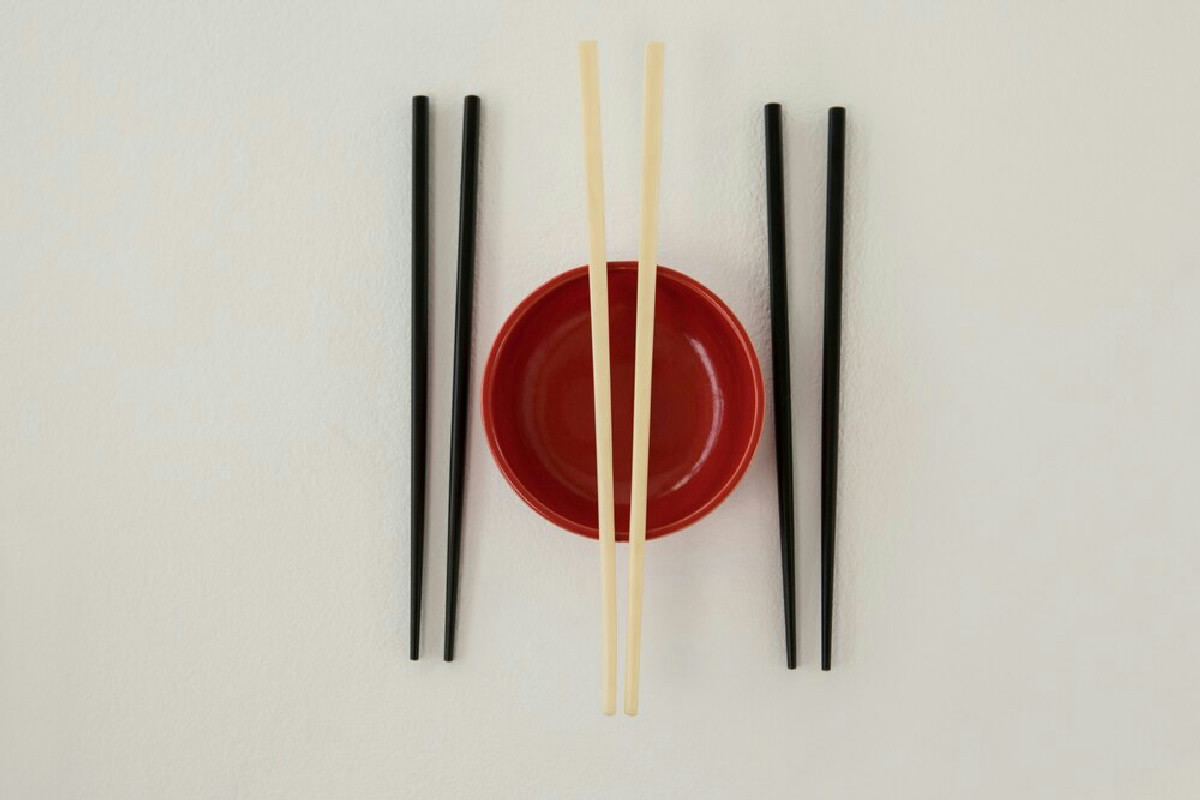Le bacchette più famose del mondo: storia, regole e abitudini della tavola cinese che affascina