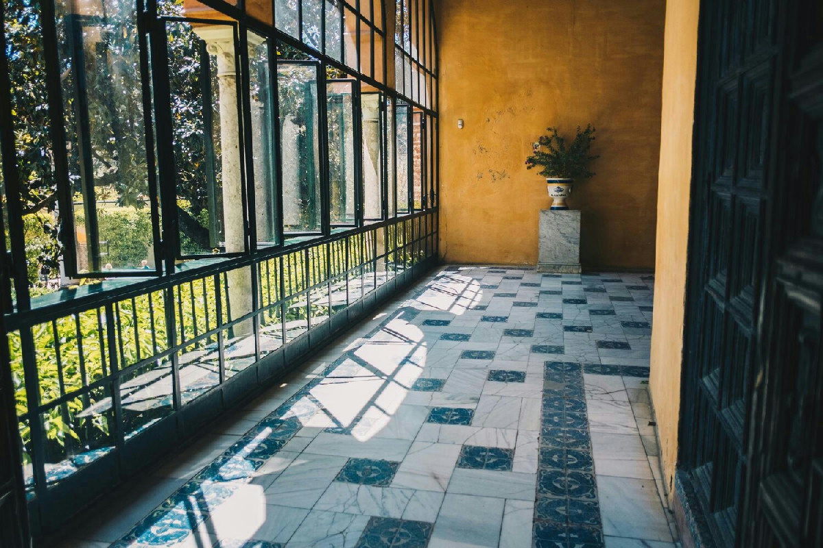 Balcone splendente senza fatica: tutti i materiali indispensabili per piastrelle come nuove