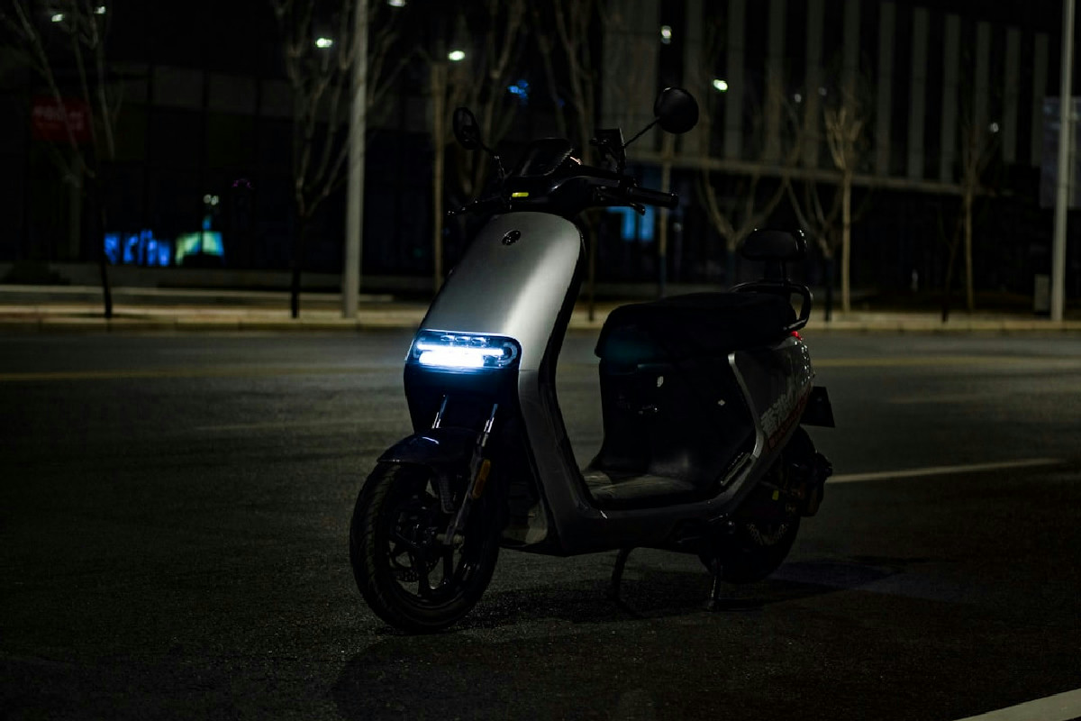 Bonus moto e scooter elettrici: sconti record fino al 40% ma un dettaglio può far saltare tutto