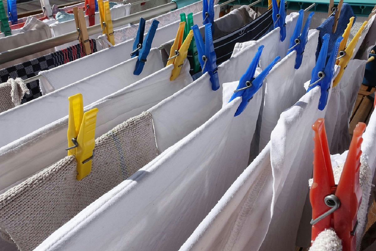 Il bucato non si asciuga? Ecco i 6 metodi che ti salvano casa quando fuori l’umidità è alle stelle