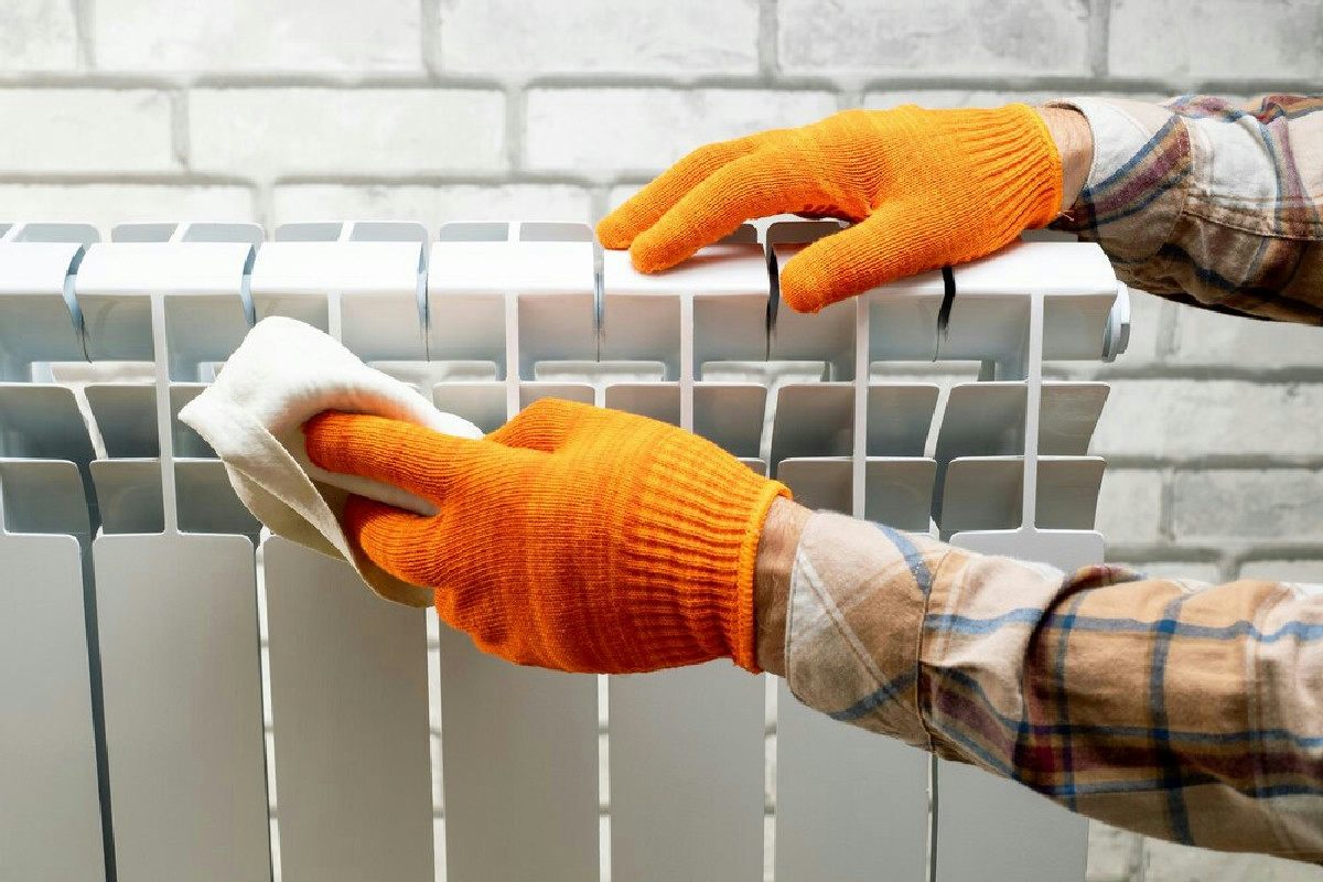 Come pulire i termosifoni in ghisa pieni di polvere: l’accessorio che arriva ovunque