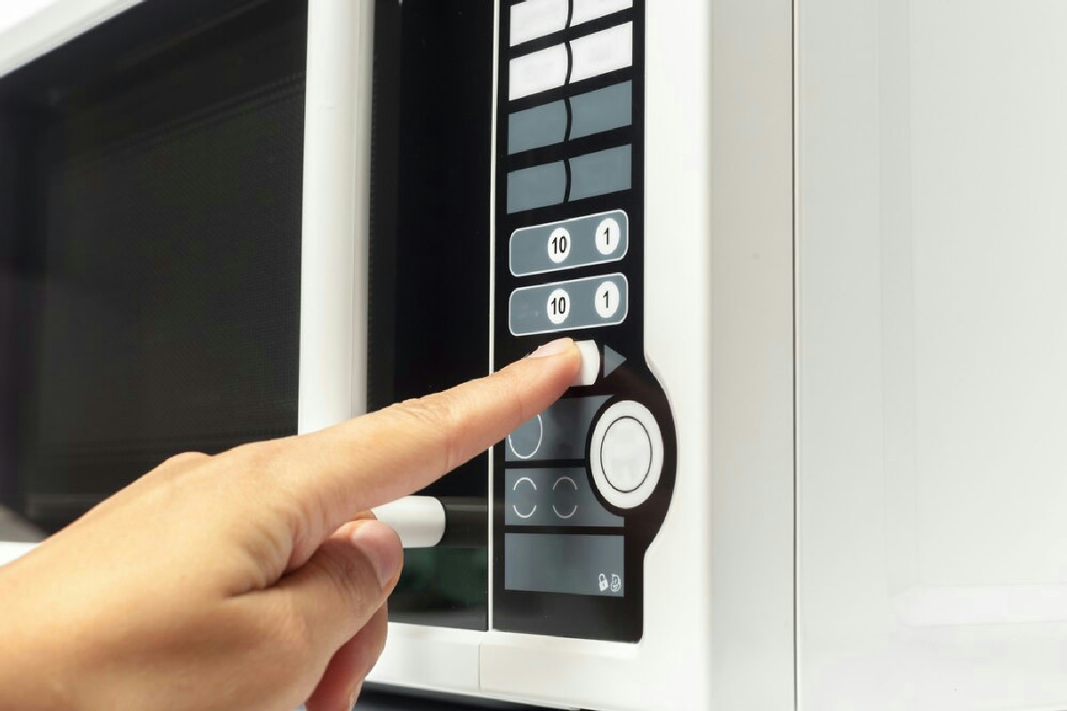 Microonde splendente in 5 minuti: il trucco semplice che trasforma la pulizia in un attimo