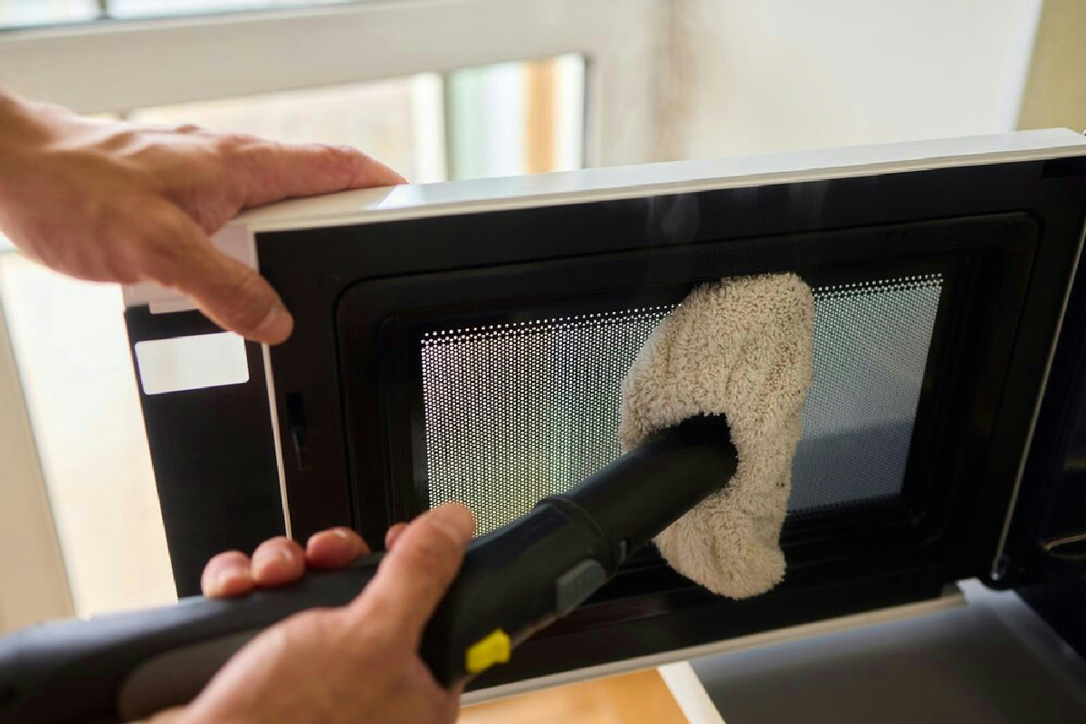 Microonde splendente in 5 minuti: il trucco semplice che trasforma la pulizia in un attimo