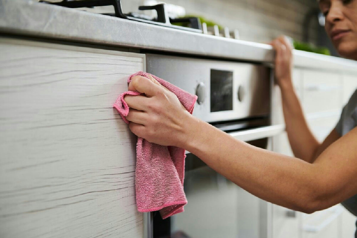 La nonna ha sempre una marcia in più: come pulire i mobili della cucina in tempo record senza stress