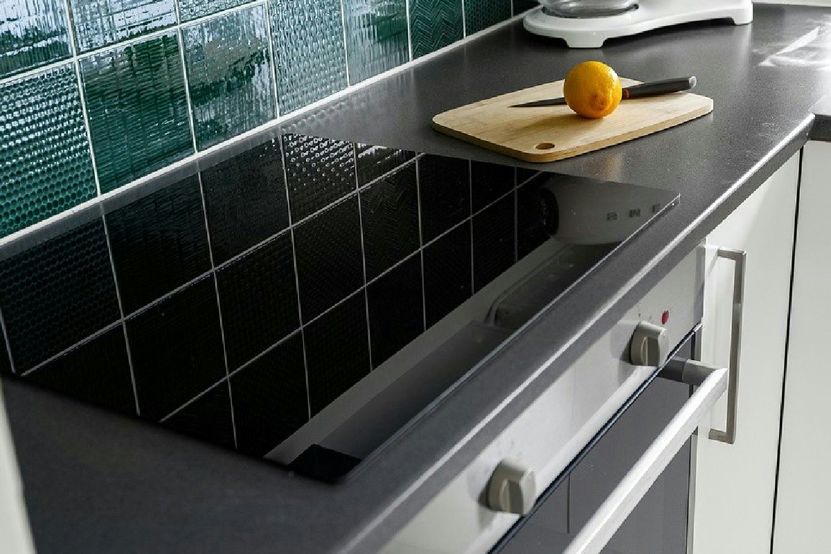 Il piano cottura pieno di aloni? Il metodo veloce che elimina ogni traccia e lo rende brillante