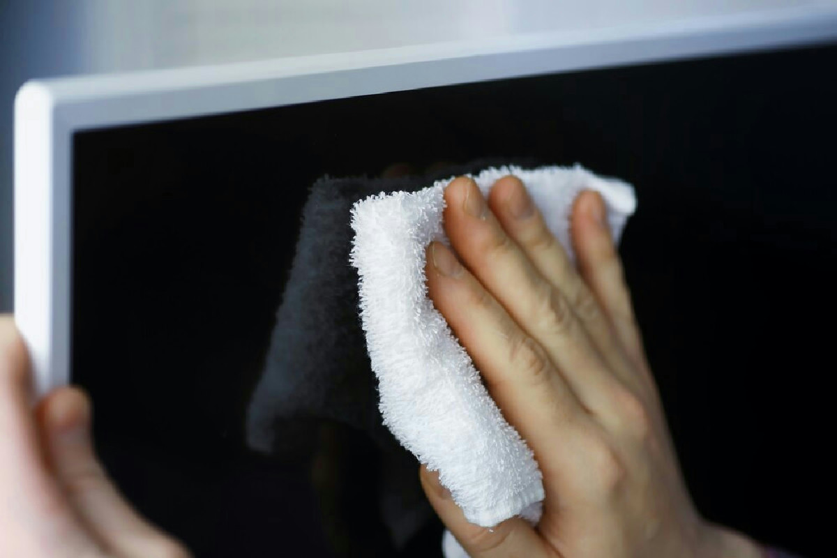 Polvere sui mobili? Ecco cosa mettere nell’acqua per spolverare e tenere tutto pulito più a lungo