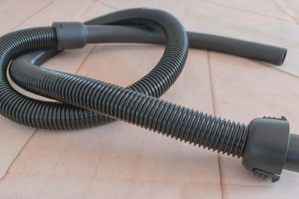 Il tubo dell’aspirapolvere si intasa? Ecco il metodo insospettabile che migliora potenza e aria di casa