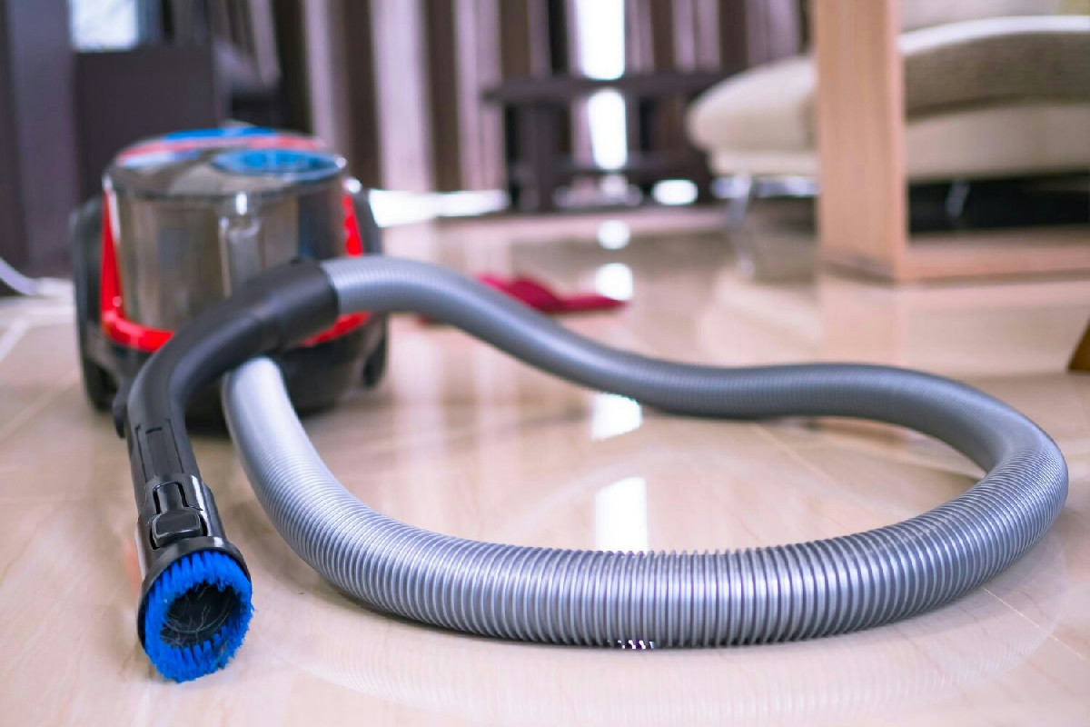 Il tubo dell’aspirapolvere si intasa? Ecco il metodo insospettabile che migliora potenza e aria di casa