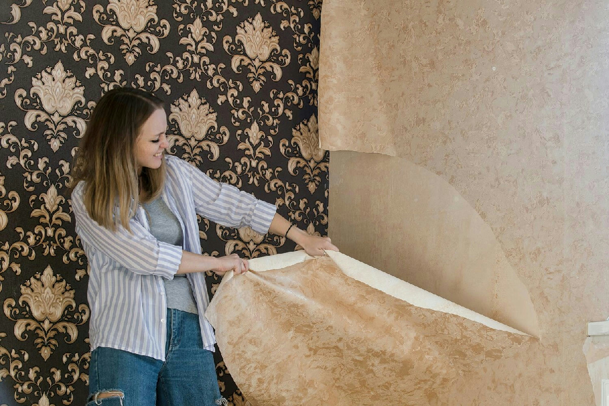Carta da parati da rimuovere? I passaggi facili per eliminare ogni traccia senza stress e fatica in casa