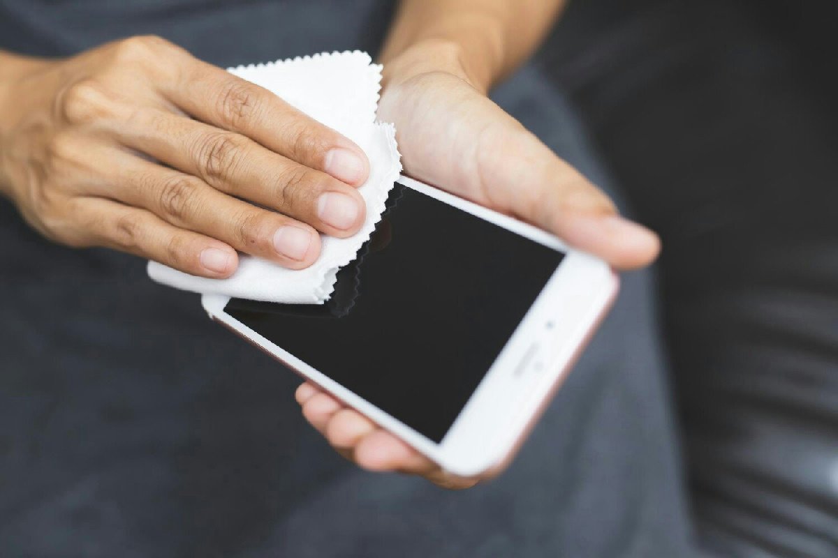 Ecco cosa rischi se pulisci male lo schermo dello smartphone: trucchi semplici per proteggerlo
