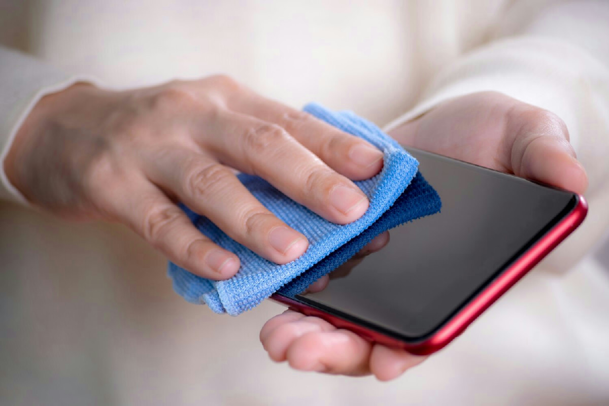 Ecco cosa rischi se pulisci male lo schermo dello smartphone: trucchi semplici per proteggerlo